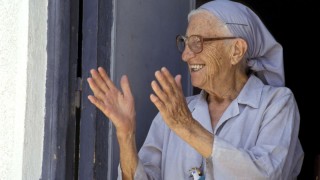 10 ans après la mort de sœur Emmanuelle, qui lutte aujourd'hui contre la pauvreté ?