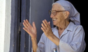 10 ans après la mort de sœur Emmanuelle, qui lutte aujourd'hui contre la pauvreté ?