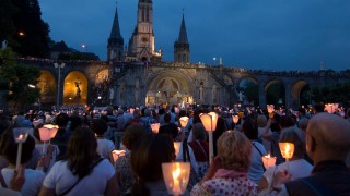 Procession aux flambeaux  du Rosaire de Lourdes