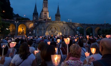 Procession aux flambeaux  du Rosaire de Lourdes