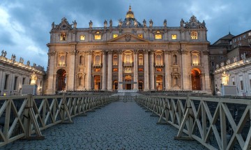 Qui décide du nom du pape ?