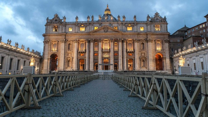 Qui décide du nom du pape ?