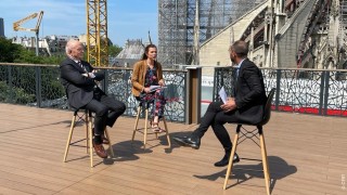 Notre-Dame de Paris : un magazine au pied de la cathédrale