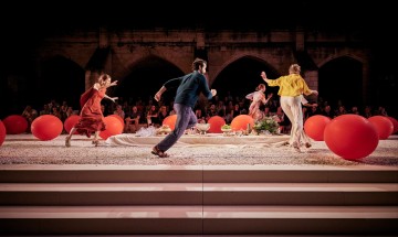 Festival d'Avignon : "Écrire sa vie" au gré des "Vagues"