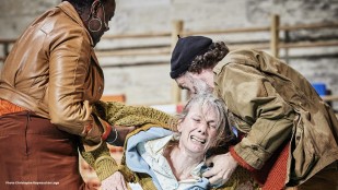 « Welfare » à Avignon : un cri d’urgence d’hospitalité dans la cour du Palais des Papes