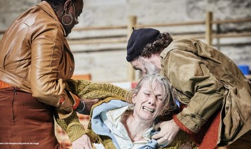 « Welfare » à Avignon : un cri d’urgence d’hospitalité dans la cour du Palais des Papes