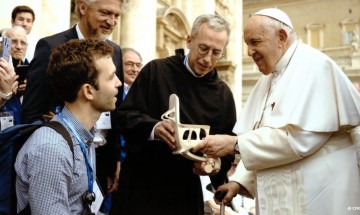 Un fauteuil en bois pour le pape François