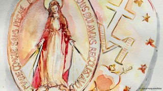 En prière avec la Médaille miraculeuse