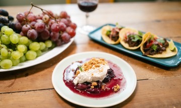 Recette de raisins flambés au cognac, crème montée au pineau, crumble d'avoine