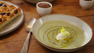 Recette de focaccia et soupe froide aux olives