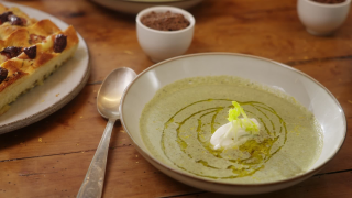 Recette de focaccia et soupe froide aux olives