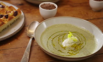 Recette de focaccia et soupe froide aux olives