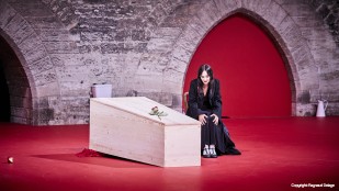 [Festival d'Avignon 2024] Dämon, El funeral de Bergman d’Angélica Liddell, un saisissant memento mori au palais des papes
