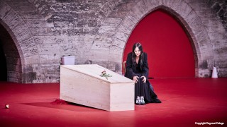 [Festival d'Avignon 2024] Dämon, El funeral de Bergman d’Angélica Liddell, un saisissant memento mori au palais des papes