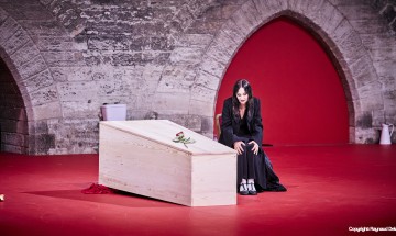 [Festival d'Avignon 2024] Dämon, El funeral de Bergman d’Angélica Liddell, un saisissant memento mori au palais des papes