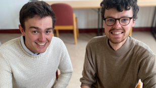 [Série Juste et bon] Two Disciples : « Décrypter les traditions de la messe avec les codes des réseaux sociaux »