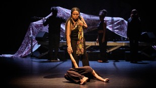 [Festival d'Avignon 2025] WHEN I SAW THE SEA de Ali Charhour : requiem pour une esclave du XXIe siècle