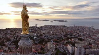 Pleins feux sur la Bonne Mère : le documentaire de Pâques