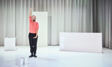 [Festival d'Avignon 2026] “Bâtir” de Salim Djaferi - Les promesses non tenues de la cité des hommes
