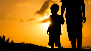 Famille monoparentale : un modèle courant Outre-mer-Teaser