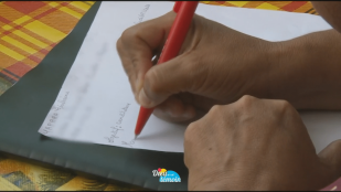 Grâce à l'Alliance française, une guyanaise de 44 ans apprend à lire