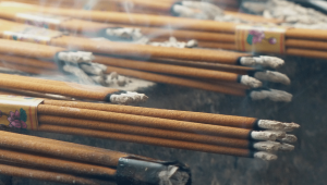 L'encens, symbole de la prière qui s'élève