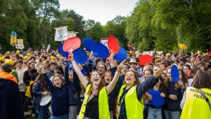 Vivez la ferveur de la messe du FRAT avec 14 000 jeunes