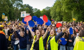 Vivez la ferveur de la messe du FRAT avec 14 000 jeunes