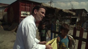 Prêtre auprès des enfants de Manille