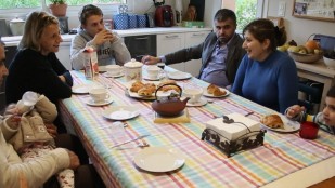 Ouvrir sa porte - Deux familles toulousaines accueillent une famille irakienne chrétienne