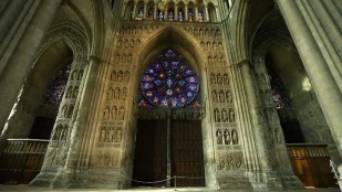 Le peuple de pierres - Reims contre façade