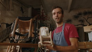 Le magnifique projet de Paul de Livron : un fauteuil roulant en bois pour le pape François
