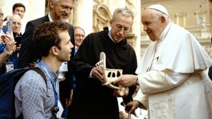 Visite du pape à Marseille, un ingénieur lui construit un fauteuil roulant