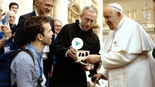 Un fauteuil roulant en bois pour le pape François